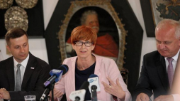 Minister rodziny, pracy i polityki społecznej Elżbieta Rafalska, wojewoda lubuski Władysław Dajczak (P), wicestarosta międzyrzecki Rafał Mikuła podczas konferencji prasowej w Międzyrzeczu. Fot. PAP/L. Muszyński