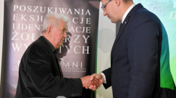 Prezes Fundacji 'Niezłomni' im. Zygmunta Szendzielarza 'Łupaszki' Wojciech Łuczak (P) i brat Romana Mojeckiego ps. 'Róg' - Jan Mojecki (L) podczas wręczenia not identyfikacyjnych rodzinom Żołnierzy Wyklętych, rozstrzelanych w lesie w Zgórsku koło Kielc, odbyło się 25 bm. w Ośrodku Myśli Patriotycznej i Obywatelskiej w Kielcach. Fot. PAP/P. Polak