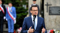 Premier Mateusz Morawiecki podczas uroczystości przed pomnikiem Bohaterów Czerwca z okazji 42. rocznicy Radomskiego Protestu Robotniczego Czerwiec ’76, 25 bm. w Radomiu. PAP/P. Polak