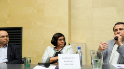 Pisarz, publicysta, dziennikarz, członek zespołu ds. dialogu prawno-historycznego z Izraelem Bronisław Wildstein (P), ambasador Izraela w Polsce Anna Azari (C) i dyrektor Muzeum Historii Żydów Polskich POLIN Dariusz Stola (L) podczas spotkania "Warszawa dwóch Powstań: Polska i Izrael – spór o historię" w MPW w Warszawie. Fot. PAP/L. Szymański