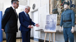 Minister spraw zagranicznych Jacek Czaputowicz (2L) i zastępca dyrektora muzeum Robert Supeł (L) podczas uroczystości przekazania pozyskanych przez MSZ pamiątek po kapralu Bronisławie Gozdowskim do Muzeum Józefa Piłsudskiego w Sulejówku. Fot. PAP/J. Turczyk