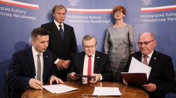 Dyrektor muzeum Andrzej Kirmiel (L-tył), wicestarosta Międzyrzecki Rafał Mikuła (L), starosta Międzyrzecki Grzegorz Gabryelski (P), minister rodziny, pracy i polityki społecznej Elżbieta Rafalska (P-tył) i wicepremier, minister kultury Piotr Gliński (C) podczas uroczystego podpisania umowy o współprowadzeniu Muzeum Ziemi Międzyrzeckiej im. Alfa Kowalskiego przez Ministerstwo Kultury i Dziedzictwa Narodowego. Fot. PAP/P. Supernak