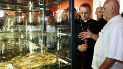 Biskup Tadeusz Lityński (2P) i Stanisław Sinkowski (P) z Muzeum Lubuskiego podczas wystawy ocalałych pamiątek pochodzących z okresu od XIV do XXI wieku w Gorzowie Wielkopolskim. Fot. PAP/L. Muszyński