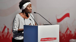 Kenijska pisarka, działaczka społeczna, siostra byłego prezydenta USA Baracka Obamy - Auma Obama podczas debaty "Dziedzictwo wolnych wyborów 1989 roku w Polsce: jak wykorzystaliśmy naszą wolność?", zorganizowanej we Wrocławskim Centrum Kongresowym, 5 bm. Fot. PAP/M. Kulczyński