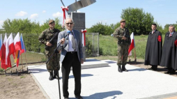 Syn rotmistrza Pileckiego, Andrzej Pilecki (2L) podczas odsłonięcia obelisku upamiętniającego postać rotmistrza Witolda Pileckiego, 3 bm. u zbiegu ul. Pileckiego i al. Legionów w Łomży. Fot. PAP/A. Reszko
