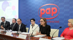 Wiceminister kultury i dziedzictwa narodowego Wanda Zwinogrodzka (3P), dyrektor Narodowego Instytutu Fryderyka Chopina Artur Szklener (4P), dyrektor Zachęty – Narodowej Galerii Sztuki Hanna Wróblewska (2P), Paweł Płoski (5P) z Akademii Teatralnej im. Aleksandra Zelwerowicza, dr hab. Katarzyna Smyk (P) z Uniwersytetu Marii Curie-Skłodowskiej w Lublinie podczas konferencji prasowej dot. Ogólnopolskiej Konferencji Kultury 2018. Fot. PAP/P. Supernak