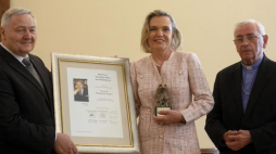 Biskup Tadeusz Pieronek (P), sekretarz stanu w KPRM, pełnomocnik prezesa Rady Ministrów do spraw dialogu międzynarodowego, senator Anna Maria Anders (2P) i stryjeczny wnuk Jana Karskiego, Jerzy Kozielewski (L) podczas uroczystości wręczenia Nagrody Orła Jana Karskiego. Fot. PAP/P. Supernak