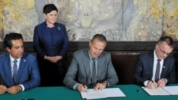 Wicepremier Beata Szydło (2L), wiceminister kultury i dziedzictwa narodowego Jarosław Sellin (P), starosta oświęcimski Zbigniew Starzec (2P) i wicestarosta Jarosław Jurzak (L) podczas podpisania umowy ws. budowy Muzeum Pamięci Mieszkańców Ziemi Oświęcimskiej. Fot. PAP/M. Klag