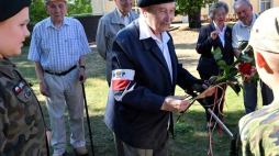 Powstaniec warszawski, mjr Zbigniew Piasecki ps. "Czekolada" (C) podczas uroczystości w Szczecinie, zorganizowanych z okazji 91. urodzin. Fot. PAP/M. Bielecki