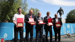Od lewej: Władysław Żmuda, Jan Tomaszewski, Włodzimierz Lubański, Zbigniew Boniek i Grzegorz Lato podczas inauguracji "Alei Gwiazd Piłki Nożnej" na PGE Narodowym, przy pomniku Kazimierza Górskiego w Warszawie. Fot. PAP/L. Szymański