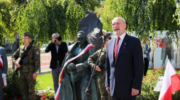 Poseł PiS Antoni Macierewicz podczas odsłonięcia pomnika Marszałka Józefa Piłsudskiego w Ostrowie Wielkopolskim. Fot. PAP/T. Wojtasik