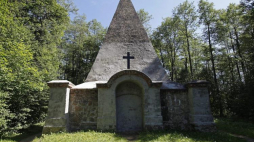 Piramida "mazurska piramida" - grobowiec rodzinny pruskiego rodu baronów von Fahrenheid, zaprojektowany przez duńskiego rzeźbiarza Bertela Thorvaldsena- zbudowany w 1811 w mazurskiej wsi Rapa. Fot. PAP/A. Reszko