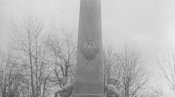 Fotografia grupowa harcerzy pod Pomnikiem Wolności w Czechowicach-Dziedzicach. Źródło: NAC