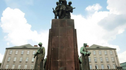 Pomnik "czterech śpiących". Fot. PAP/L. Szymański