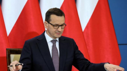 Premier Mateusz Morawiecki podpisuje wspólną deklarację rządów polskiego i izraelskiego podczas konferencji prasowej w KPRM w Warszawie. Fot. PAP/L. Szymański
