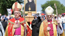 Metropolita katowicki biskup Wiktor Skworc (L) na czele procesji z relikwiami św. Faustyny w drodze z pl. Piłsudskiego do Świątyni Opatrzności Bożej w warszawskim Wilanowie, 3 bm. Fot. PAP/M. Obara