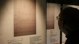 Wystawa "Brat naszego Boga", prezentująca rękopisy literackie Karola Wojtyły. Fot. PAP/J. Bednarczyk