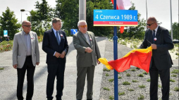 Były prezydent Lech Wałęsa (3L), były wicepremier i minister finansów Leszek Balcerowicz (2L), dyrektor Zakładu Narodowego im. Ossolińskich dr Adolf Juzwenko (L) oraz prezydent Wrocławia Rafał Dutkiewicz (P) podczas uroczystości nadania nazwy Rondo 4 Czerwca 1989 r. we Wrocławiu. Fot. PAP/M. Kulczyński