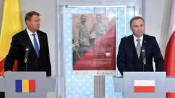 Prezydent Polski Andrzej Duda (P) i prezydent Rumunii Klaus Iohannis podczas otwarcia wystawy poświęconej 100-leciu polsko-rumuńskich relacji w Krajowej Izbie Gospodarczej. Fot. PAP/M. Obara