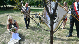 Dr Alicja Bartuś i dziennikarz Jerzy Kisielewski podczas uroczystości odsłonięcia symbolicznego kamienia z inskrypcją przy drzewku upamiętniającym Rafała Lemkina w Ogrodzie Sprawiedliwych na skwerze gen. Jana-Jura Gorzechowskiego na warszawskiej Woli. Fot. PAP/J. Turczyk