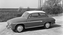 Samochód Syrena 102-S z jasnym dachem. Fot. PAP/CAF/M. Sokołowski