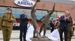 Prezydent Kalisza Grzegorz Sapiński (2L) i prezes ZPRP Andrzej Kraśnicki (2P) podczas uroczystości odsłonięcia pomnika szczypiornistów w Kaliszu. Fot. PAP/T. Wojtasik