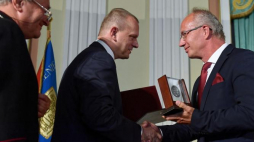  Jeden z laureatów, wiceprezes Instytutu Pamięci Narodowej dr. hab. Krzysztof Szwagrzyk (P) podczas gali wręczenia 71. nagrody im. Włodzimierza Pietrzaka, 22 bm. na Zamku Królewskim w Warszawie. Fot. PAP/M. Obara