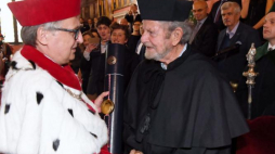 Rektor UJ Wojciech Nowak (L) i konsul honorowy Polski w Kalifornii Tad Taube (C) podczas uroczystości nadania mu tytułu doktora honoris causa Uniwersytetu Jagiellońskiego. Fot. PAP/J. Bednarczyk