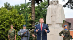Jan Józef Kasprzyk przed pomnikiem Jana Piwnika "Ponurego" w ramach corocznych Uroczystości Wykusowych. Fot. PAP/P. Polak