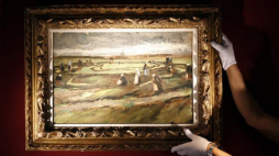 Obraz Vincenta van Gogha pt. "Kobiety naprawiające sieci na wydmach". Fot. PAP/EPA