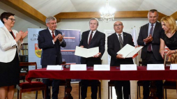 Wicepremier, minister kultury Piotr Gliński (3L), marszałek Senatu Stanisław Karczewski (2L), wicestarosta powiatu grójeckiego Dariusz Piątkowski (2P), dyrektor Muzeum im. Kazimierza Pułaskiego w Warce Iwona Stefaniak (L) i starosta pow. grójeckiego Marek Ścisłowski (3P) podczas podpisania umowy ws. współprowadzenia Muzeum im. Kazimierza Pułaskiego w Warce. Fot. PAP/J. Kamiński