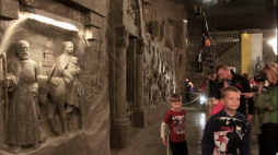 Turyści zwiedzają Kaplicę św. Kingi w zabytkowej części kopalni soli w Wieliczce (woj. małopolskie), 20 bm. Fot. PAP/L. Muszyński