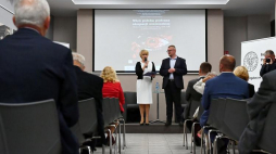 Dyrektor Muzeum Wsi Kieleckiej Mariusz Masny (P) i naczelnik Delegatury IPN w Kielcach dr Dorota Koczwańska-Kalita (L) podczas konferencji popularnonaukowej 'Wieś polska podczas okupacji niemieckiej' w Kielcach. Fot. PAP/P. Polak