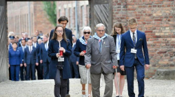 Obchody Narodowego Dnia Pamięci Ofiar Niemieckich Nazistowskich Obozów Koncentracyjnych i Obozów Zagłady w Państwowym Muzeum Auschwitz-Birkenau - byli więźniowie obozu podczas uroczystości zapalenia zniczy przed Ścianą Śmierci. Fot. PAP/M. Klag