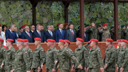 Prezydent Andrzej Duda (6L), szef Biura Bezpieczeństwa Narodowego Paweł Soloch (5L), minister obrony narodowej Mariusz Błaszczak (7L), poseł PiS Michał Jach (8L) podczas święta Żandarmerii Wojskowej w kompleksie koszarowym ŻW w Mińsku Mazowieckim. Fot. PAP/P. Piątkowski