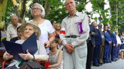 Warszawa, 28.07.2018. Lidia Wyleżyńska ps. Zola (L) podczas uroczystości w ramach obchodów 74. rocznicy wybuchu Powstania Warszawskiego przy Kamieniu „Żołnierzom Żywiciela”. Fot. PAP/R. Guz