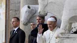 Papież Franciszek przybywa do bazyliki św. Mikołaja w Bari. Fot. PAP/EPA/C. Fusco