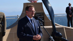 Szef Urzędu ds. Kombatantów i Osób Represjonowanych Jan Józef Kasprzyk podczas ceremonii obchodów 75. rocznicy śmierci gen. Władysława Sikorskiego. Gibraltar, 4.07.2018. Źródło: UdsKiOR