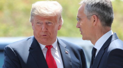 Donald Trump witany przez sekretarza generalnego NATO Jensa Stoltenberga na szczycie NATO w Brukseli, 11.07.2018. Fot. PAP/EPA/T. Zenkovich 