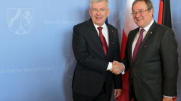 Düsseldorfi, Niemcy, 07.07.2018. Marszałek Senatu RP Stanisław Karczewski (L) i premier Nadrenii Północnej-Westfalii Armin Laschet (P) podczas spotkania w Düsseldorfie. Fot. PAP/M. Obara