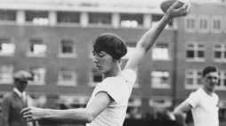 Halina Konopacka podczas rzutu dyskiem na igrzyskach olimpijskich w Amsterdamie w 1928. Źródło: NAC
