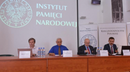 Warszawa, 05.07.2018. Prof. Ołeksandr Zajcew (L), prof. Hiroaki Kuromiya (2L), dr. hab. Andrzej Zięba (2P) i dr Mirosław Szumiło (P) podczas otwarcia międzynarodowej konferencji naukowej "II wojna światowa w stosunkach polsko-ukraińskich - stan badań, perspektywy badawcze", 5 bm. w Centrum Edukacyjnym IPN „Przystanek Historia” w Warszawie. Fot. PAP/M. Obara
