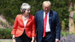 Premier Theresa May i prezydent Donald Trump podczas spaceru po bilateralnym spotkaniu w rezydencji Chequers Court w Aylesbury, Wlk. Brytania. 13 07 2018. Fot. PAP/EPA/J. Taylor