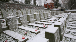 Wilno, Litwa. Cmentarz Na Rossie, polska nekropolia narodowa w Wilnie. Kwatera żołnierska, na której spoczywają polscy oficerowie i ochotnicy polegli w latach 1919–1920 w walkach o Wilno, a także żołnierze Armii Krajowej polegli podczas operacji „Ostra Brama” w 1944 r. Fot. PAP/T. Waszczuk