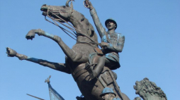 Pomnik czynu zbrojnego Polonii amerykańskiej autorstwa Andrzeja Pityńskiego. Źródło: Wikimedia Commons