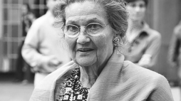 Francuska Gwardia Republikańska niesie trumnę ocalonej z Holokaustu Simone Veil i jej męża Antoine Veila, podczas ceremonii w Panteonie, Paryż, Francja. Fot. PAP/EPA