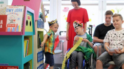 Wędrująca Szpitalna Biblioteka dotarła do Górnośląskiego Centrum Zdrowia Dziecka w Katowicach, 10 bm. Bajkowóz to mobilny wózek w kształcie kamienicy, pełen książek i szufladek wypełnionych „magicznymi” przedmiotami. Dzięki kółkom może się poruszać między szpitalnymi łóżkami. Fot. PAP/A. Grygiel