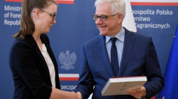 Minister spraw zagranicznych Jacek Czaputowicz (P) wręcza nagrodę Annie Grabarczyk (L) podczas uroczystości wręczenia nagród laureatom 29. edycji konkursu ministra spraw zagranicznych na najlepszą pracę magisterską w zakresie współczesnych stosunków międzynarodowych, 10 bm. Fot. PAP/J. Turczyk