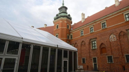 Namiot na dziedzińcu Zamku Królewskiego, w którym odbywają się obrady Zgromadzenia Narodowego z okazji 550-lecia Parlamentaryzmu RP i 100. rocznicy odzyskania Niepodległości przez Polskę. Fot. PAP/J. Kamiński