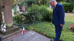 Marszałek Senatu RP Stanisław Karczewski składa wieniec przed pomnikiem ofiar niemieckiego obozu koncentracyjnego KZ Katzbach, 8 bm. na cmentarzu głównym we Frankfurcie nad Menem. Fot. PAP/M. Obara